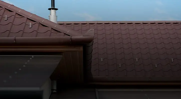 Cserepeslemezzel fedett ház