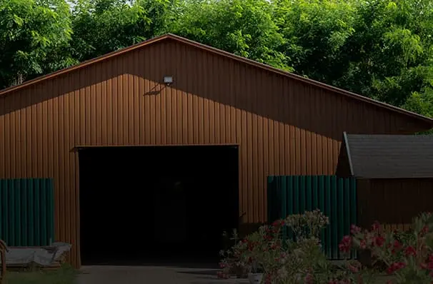 Oldalfal és tető trapézlemez csarnok kerítéssel