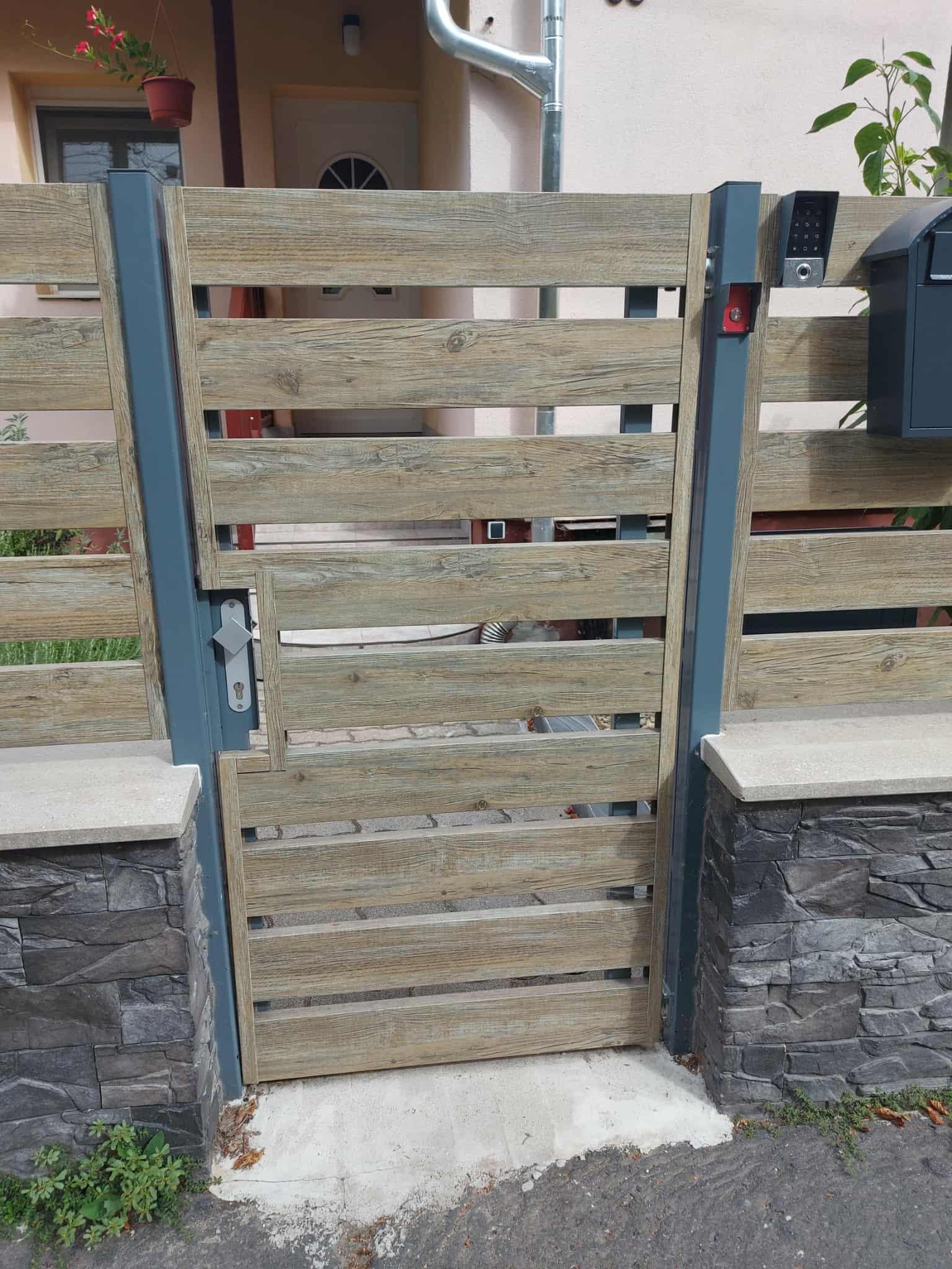 Sonoma szürke Kerítéselem zárt profil