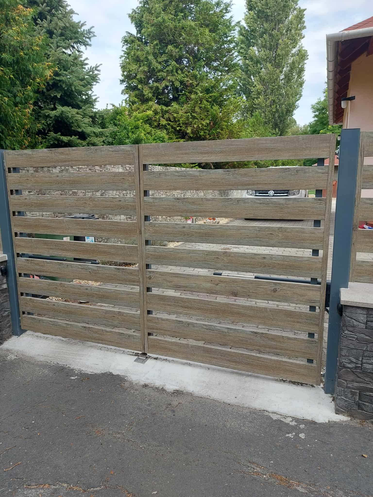 Sonoma szürke Kerítéselem zárt profil