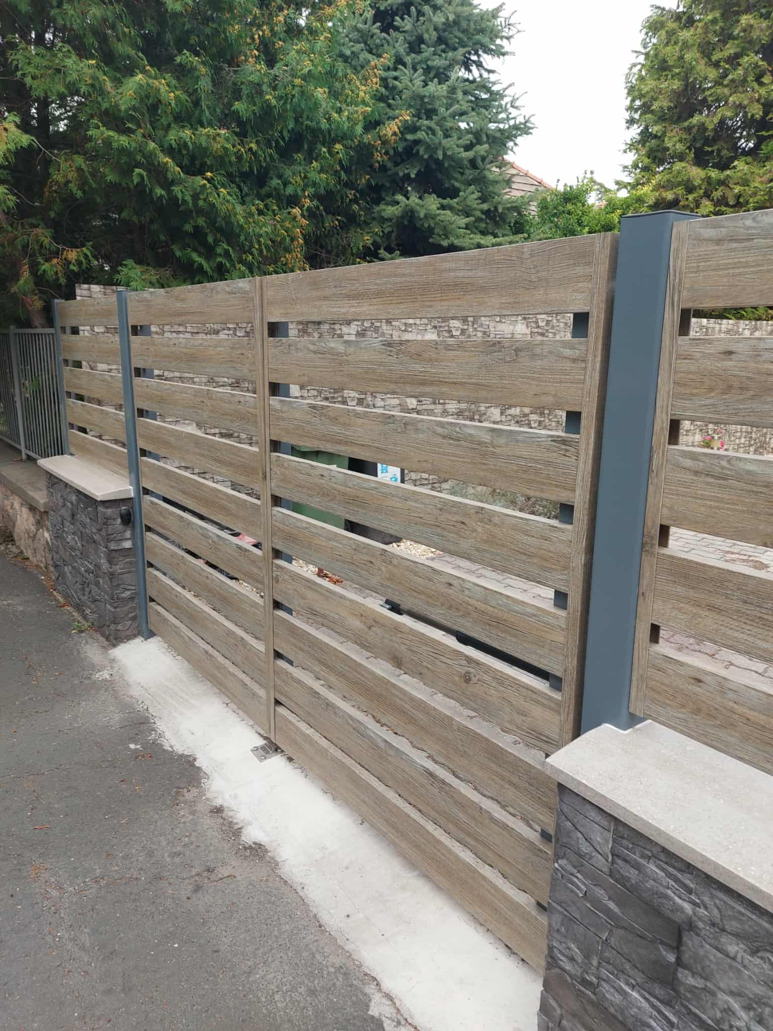 Sonoma szürke Kerítéselem zárt profil