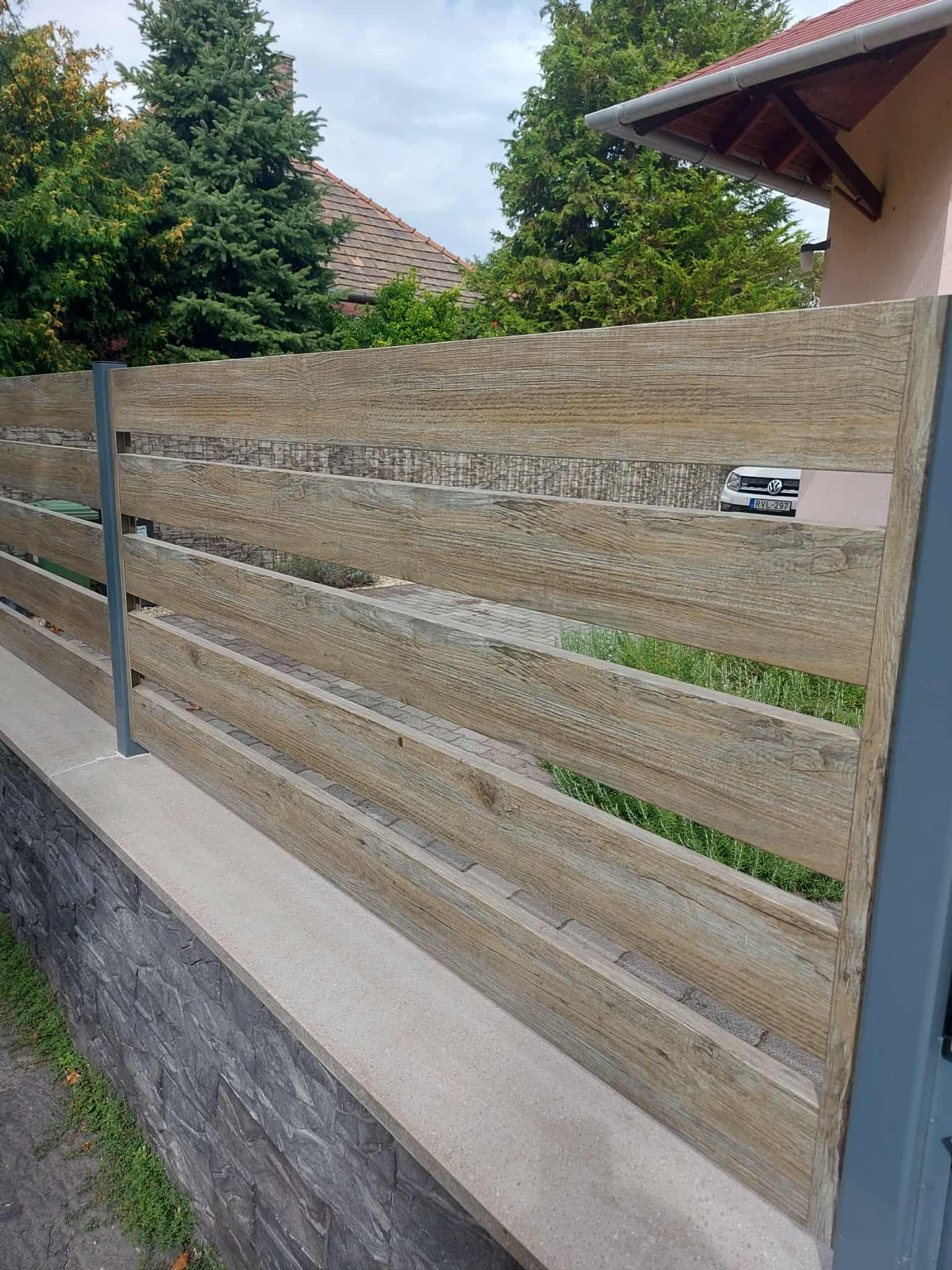 Sonoma szürke Kerítéselem zárt profil