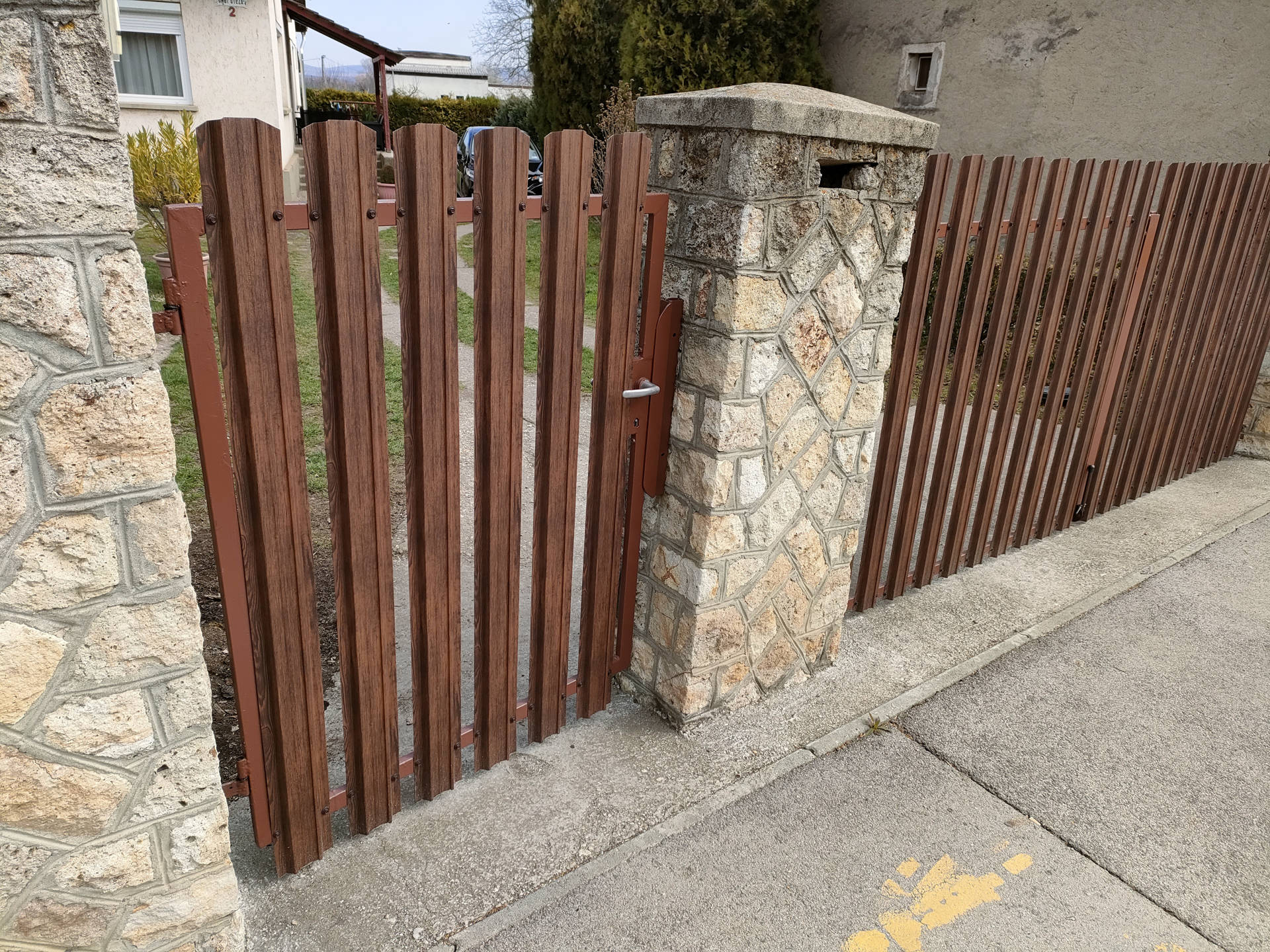 DIÓ 2 oldalas Kerítésléc - íves