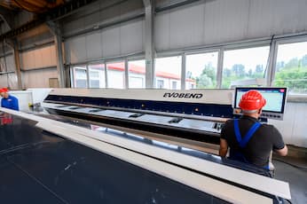 Új élhajlítógép munka közben